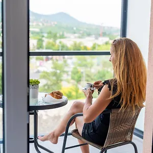 Sweet , 30sqm Studio, Free Private Parking, Mountain View, Balcony, 20 Min From Downtown Budapeszt